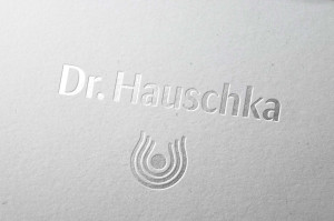 Dr. Hauschka Logo mit Prägung und Druckveredelung